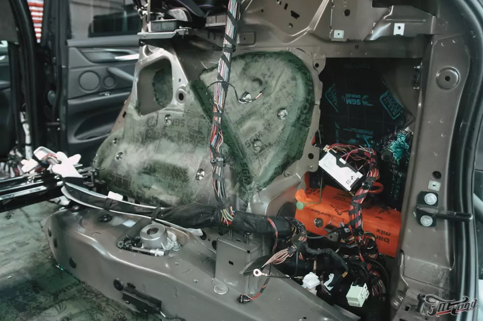 Установили на BMW X5 систему активного выхлопа Terminator! Выполнили комплексную шумоизоляцию салона и построили новую акустическую систему, провели техническое обслуживание